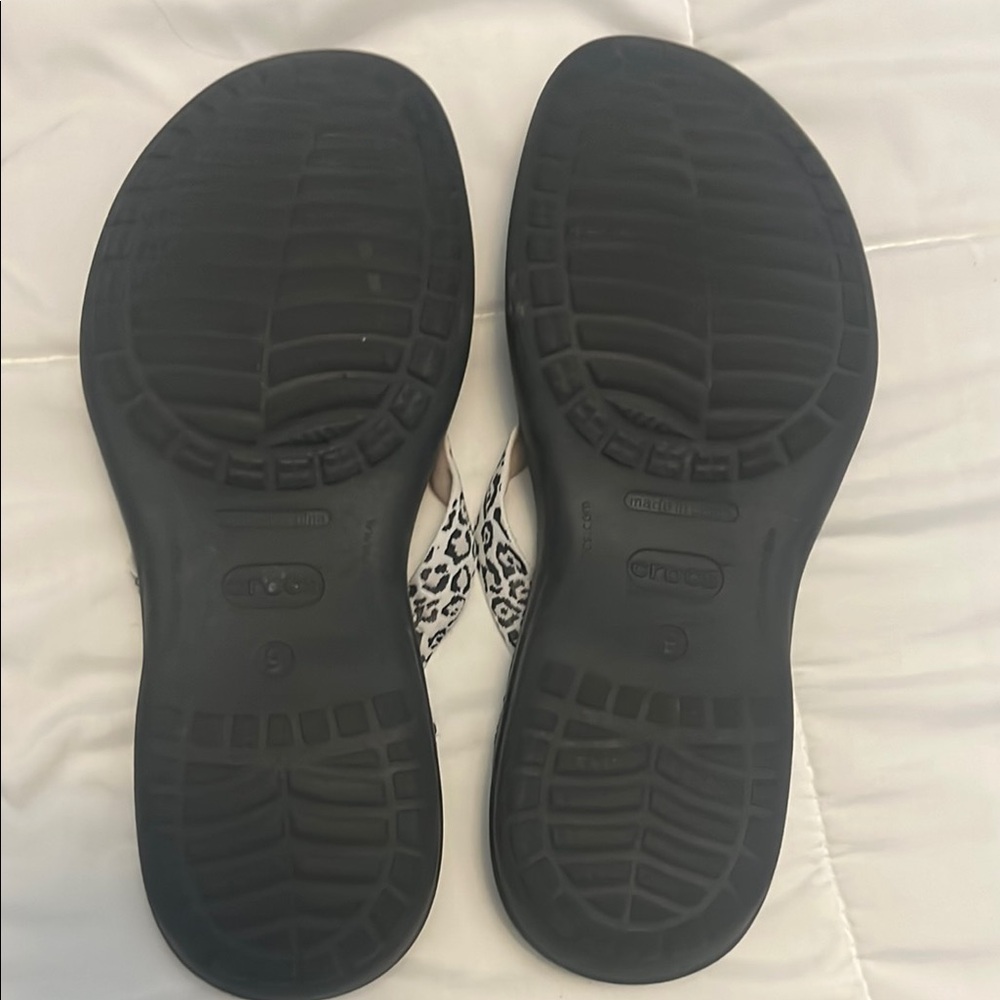 CROCS Black and White Animal Print Sandals/flip flops - Picture 3 of 4